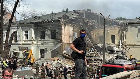 Guerra Ucraina - Russia, le news di oggi. Zelensky: 37 morti e 170 feriti nei bombardamenti russi. Fonti Usa: al vertice Nato saranno annunciati Patriots ed F16 per Kiev