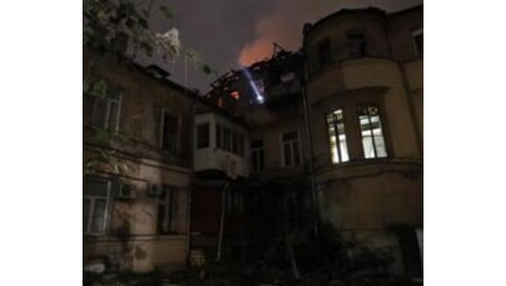 Massiccio attacco con droni su Odessa, incendi e un morto nella città ucraina