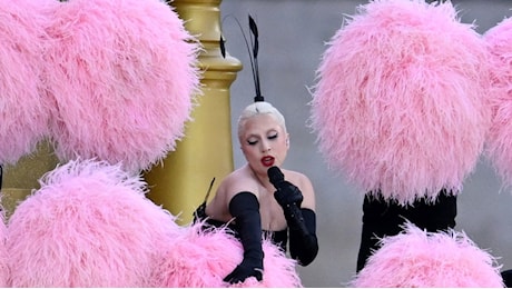 Lady Gaga apre le Olimpiadi Parigi 2024 con un look francesissimo in stile Moulin Rouge