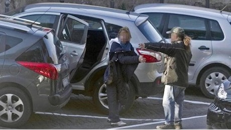 “Lady sosta” in zona ospedaliera a Napoli, parcheggiatrice abusiva denunciata 41 volte in un anno