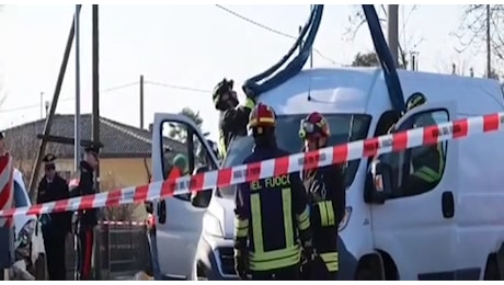 Doppio incidente, vigili del fuoco al lavoro per estrarre il corpo della donna investita da un furgone: stava aspettando il carroattrezzi