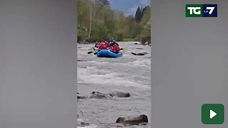 Meloni fa rafting in Val di Sole con la figlia mentre Lollobrigida prova il parapendio. Video