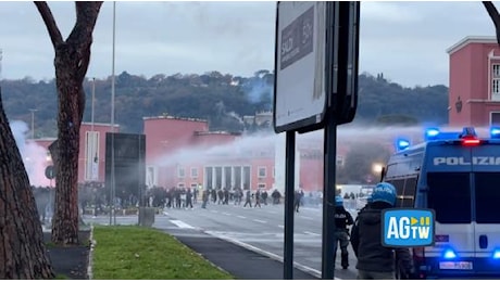 La polizia usa gli idranti contro i tifosi della Roma radunati all'esterno dell'Olimpico in vista del derby contro la Lazio