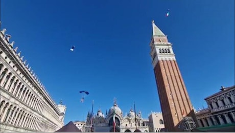 Paracadutisti e Frecce tricolori: lo spettacolo sui cieli di San Marco a Venezia per il 4 novembre