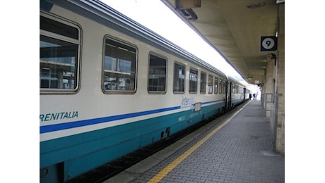 Treni con ritardi da 200 minuti fra Roma e Pisa: dopo il chiodo, oggi un telone blocca la ferrovia