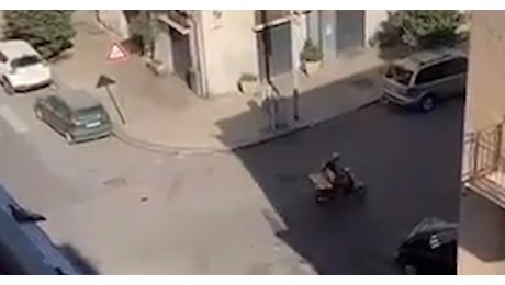 Palermo, ruba una panchina da un’area pubblica e la porta via con lo scooter: il video