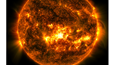 In arrivo sulla Terra una «tempesta solare cannibale»: dalle aurore alle fluttuazioni nella rete elettrica, ecco cosa può succedere
