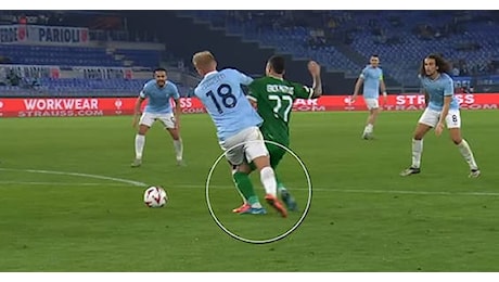 Lazio-Ludogorets, l'intervento di Marcus su Isaksen: era rigore? Il video e l'analisi