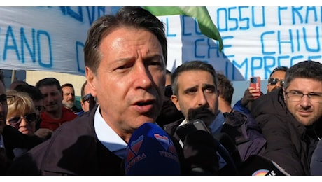 Stellantis, Conte alla protesta di Pomigliano: “Il governo ha tolto 4,6 miliardi all’automotive per le armi. Tavares? Elkann presenti piano industriale”