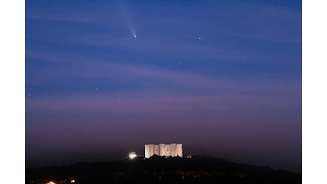 Andria: La chioma della cometa del secolo brilla su Castel del Monte