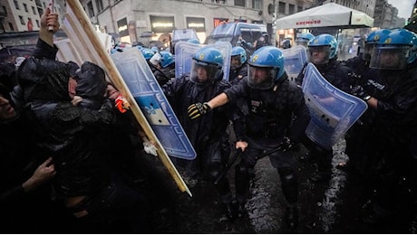 “No war” e “stop genocide”, scontri con la polizia al G7 di Napoli