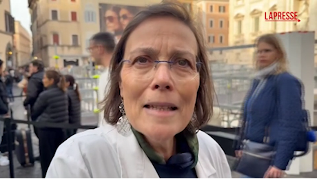 VIDEO Roma, pareri discordanti di commercianti e turisti sulla 'nuova' Fontana di Trevi