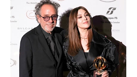 Monica Bellucci dedica il Globo d'Oro a Tim Burton: L'amore a 60 anni, un incontro di anime