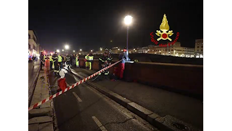 Firenze, uomo cade in Arno: recuperato da un sommozzatore calato con la corda