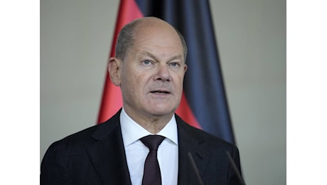 Scholz sente Putin: Ritiri le truppe in Ucraina e negozi con Kiev. Zelensky: Aiuta Mosca