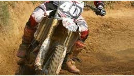 Incidente mortale durante una sessione di motocross: giovane di 20 anni perde la vita a Lograto