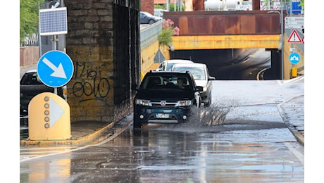 Maltempo sull'Italia, allerta rossa in Lombardia e Liguria: allagamenti a Genova, scuole chiuse