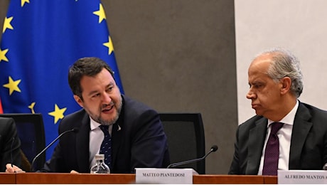 Matteo Salvini e il Viminale nel cuore: “Ne parlerò con Giorgia”. Ma Fazzolari: “Rimpasto? Non è all’ordine del giorno”