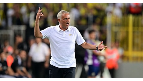 Mourinho-show anche col Fenerbahce: posiziona il portatile davanti alla telecamera per contestare l’arbitro (VIDEO)