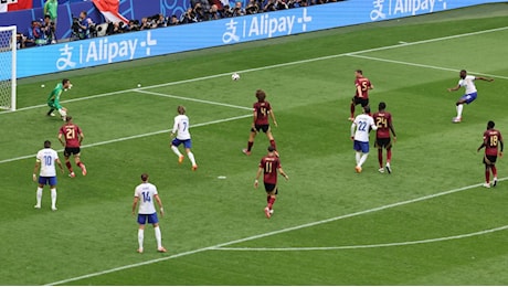 Francia, zero gol su azione: due autoreti e un rigore bastano per i quarti