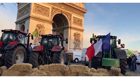 Francia, torna la rivolta degli agricoltori: a Tarascona mucchi di letame di fronte all’ufficio delle imposte