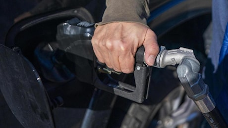 Carburanti, nuovi aumenti per benzina e diesel. Cosa sta succedendo