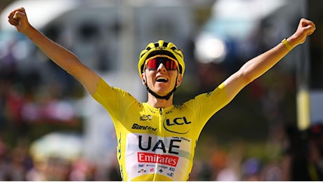 Tadej Pogacar luccicante a Plateau de Beille: stronca Jonas Vingegaard e mette le mani sul terzo Tour de France
