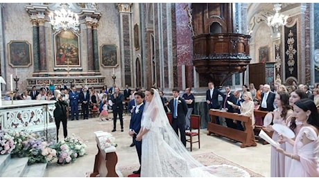 Alessandro Vespa e Isabella hanno detto sì. Matrimonio in Puglia tra amici e carrellata di vip