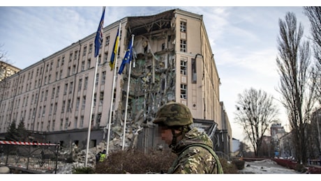 Ucraina, Zelensky scaricato dai soldati: Basta combattere, vogliamo negoziare, se gli Usa chiudono il rubinetto è finita