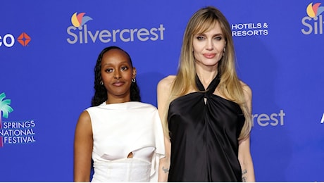 Il nuovo look di Angelina Jolie: frangia a tendina per il red carpet con la figlia Zahara