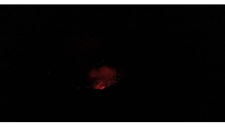 Etna, nuova eruzione dal cratere Voragine, le immagini spettacolari della lava fluorescente nel buio della notte - VIDEO