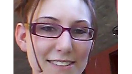 Ragazza di 33 anni accoltellata e uccisa in strada a Bergamo: prima di morire ha chiamato i soccorsi