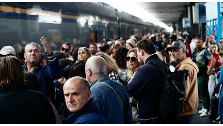 Treni in ritardo, cosa è successo: «Cavo elettrico bucato da un chiodo». Ecco l'errore umano che ha paralizzato l'Italia