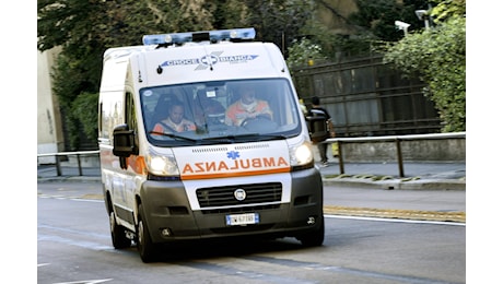 Incidente sul lavoro nel Milanese, operaio precipita dal tetto di un capannone: è morto sul colpo