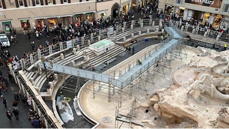 Roma Fontana di Trevi: ecco la nuova passerella per camminare sul monumento. I commercianti: «Rimuovetela, rovina il travertino»