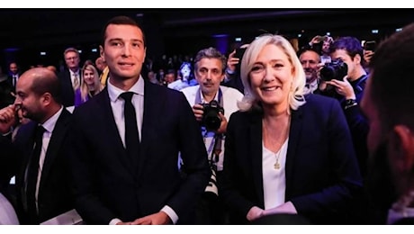 Elezioni Francia, exit poll: Rn di Le Pen al 33,5%, Nfp al 28,5% e Ensemble di Macron al 22%, Jordan Bardella verso la premiership e la “cohabitation”