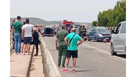 Scontro fra un'auto e un furgone all'ingresso di Sant'Antioco: muore un 50enne di Carbonia, grave l'altro conducente