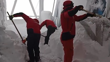 Alpinisti bloccati sul Gran Sasso, condizioni meteo ancora proibitive. I soccorsi scendono a valle