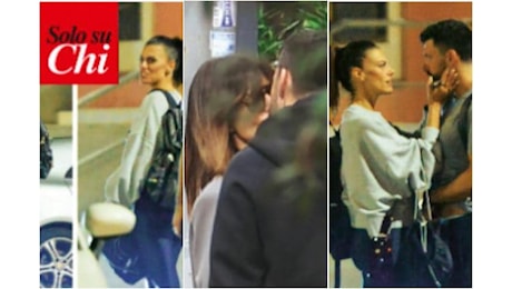 Bianca Guaccero e Giovanni Pernice paparazzati insieme: le foto del bacio dopo la notte a casa di lei