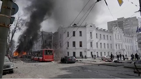 Ucraina, le esplosioni e i soccorsi ai feriti nell'attacco a Sumy. Zelensky: Il mondo risponda