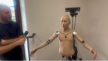 Il sorriso e la gentilezza di Abel, il robot ragazzino che riconosce le emozioni degli altri