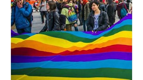 Coppia gay aggredita a Milano, pugni e insulti: Siete contro natura