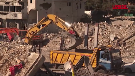 VIDEO Libano, iniziano i lavori di ricostruzione a Nabatiye: i bulldozer rimuovono le macerie