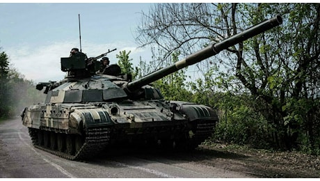 Le perdite russe continuano: fuori uso almeno cento carri armati T-90M. Putin li elogiò come «i migliori del mondo»