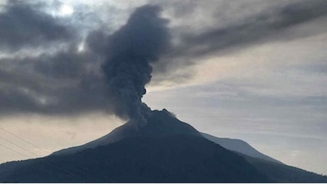 Indonesia, erutta il vulcano Lewotobi Laki-Laki: morti e villaggi distrutti - VIDEO