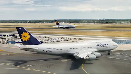 Biglietti aerei più cari, la causa è il clima: Lufthansa annuncia sovrapprezzo per voli dal 2025