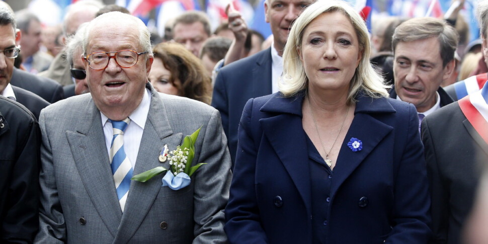 Morto Jean-Marie Le Pen, figura storica dell'estrema destra francese. La figlia Marine lo apprende dalle agenzie