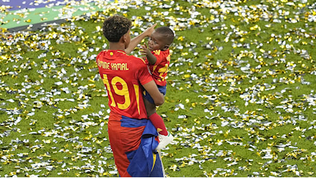 Calcio, Lamine Yamal festeggia con il fratellino: dalla foto con Messi al trionfo agli Europei