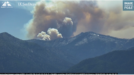 Divampa un incendio nella foresta californiana: il timelapse