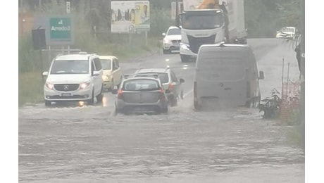 E’ diluvio su Sarzana, pioggia e allagamenti: problemi alla stazione e nei sottopassi